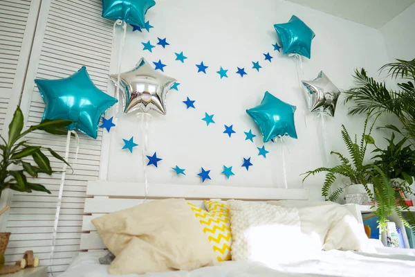 誕生日おめでとう ターコイズとシルバーの星の形をした風船で飾られた白い壁 青とターコイズの星の庭 — ストック写真