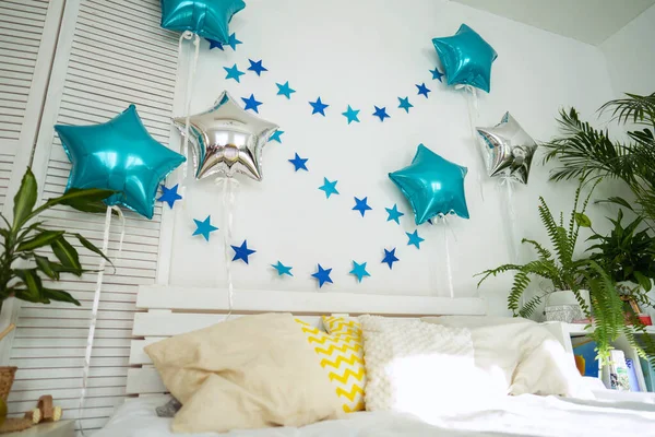 Joyeux Anniversaire Mur Blanc Décoré Façon Festive Orné Ballons Forme — Photo