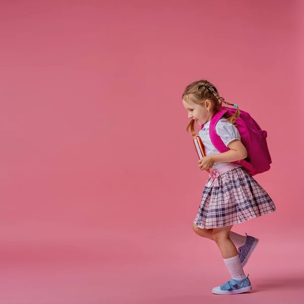 Πίσω Στο Σχολείο Χαριτωμένο Εργατικό Παιδί Στολή Κάνει Τζόγκινγκ Ροζ — Φωτογραφία Αρχείου