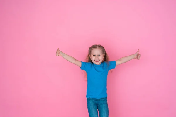 Liten Flicka Blå Shirt Visar Klass Godkännande Gest Med Båda — Stockfoto