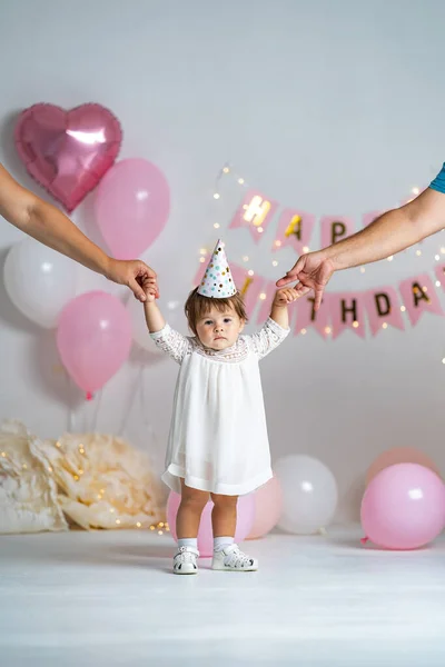 Cumpleaños Del Primer Año Niña Vestido Blanco Sombrero Festivo Está —  Fotos de Stock