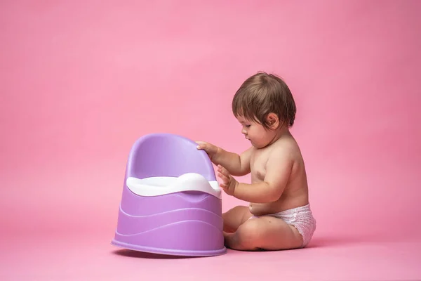 Bebê Bonito Uma Fralda Está Sentado Lado Pote Penico Formação — Fotografia de Stock