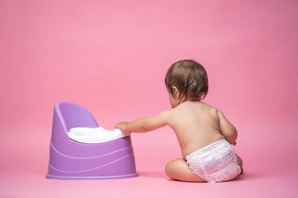Bebé Lindo Pañal Está Sentado Lado Una Olla Entrenamiento Inodoro —  Fotos de Stock
