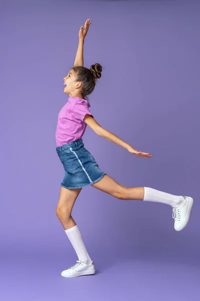Счастливая Белая Девочка Лет Бегущая Полную Длину Фиолетовом Фоне Динамичный — стоковое фото