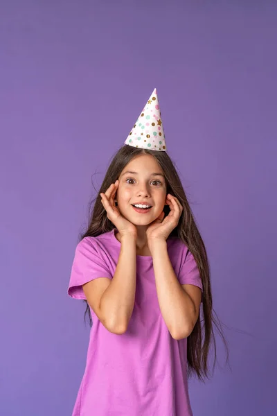 Feliz Cumpleaños Estudio Retrato Niña Sombrero Festivo Cumpleaños Sobre Fondo —  Fotos de Stock