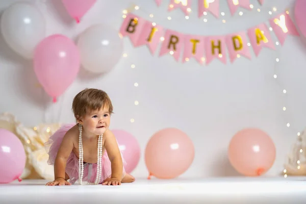 Aniversário Primeiro Ano Uma Menina Feliz Uma Saia Tutu Rosa — Fotografia de Stock