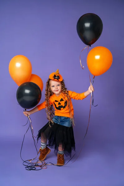 Glad Liten Flicka Full Längd Halloween Pumpa Kostym Med Orange — Stockfoto