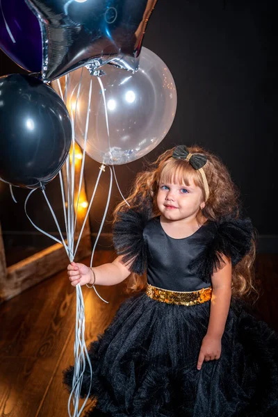 Κομψό Μικρό Κορίτσι Ετών Σγουρά Μαλλιά Κομψό Μαύρο Φόρεμα Σύννεφο — Φωτογραφία Αρχείου