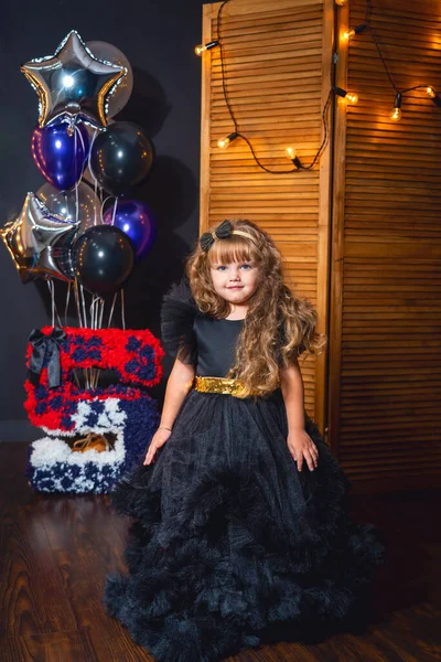Κομψό Μικρό Κορίτσι Ετών Σγουρά Μαλλιά Κομψό Μαύρο Φόρεμα Σύννεφο — Φωτογραφία Αρχείου