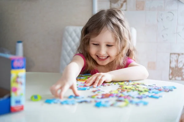 Bambina Con Capelli Ondulati Leggeri Raccoglie Puzzle Casa Diverte Bambino — Foto Stock