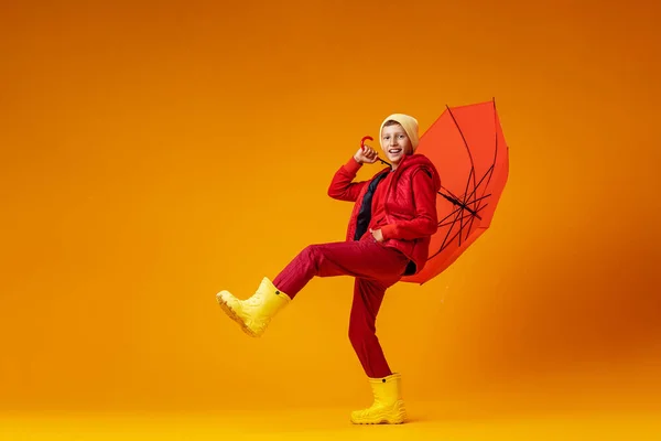 Emocjonalnie Zabawny Szczęśliwy Chłopiec Nastolatek Skakanie Śmiech Jesiennych Ubraniach Czerwonym — Zdjęcie stockowe