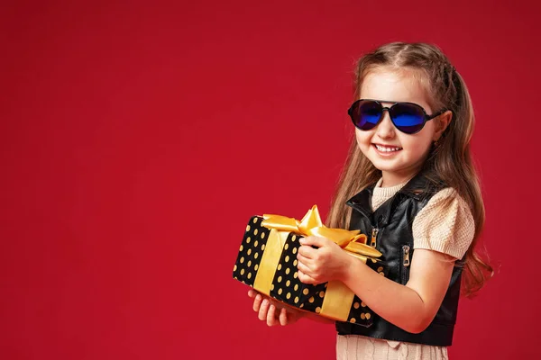 Стильна Маленька Дівчинка Сонцезахисних Окулярах Шкіряний Жилет Подарунковою Коробкою Руках — стокове фото