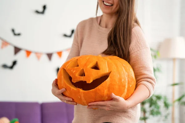 Haapy Kvinna Som Håller Pumpa Lykta Eller Pumpa Hemma Vardagsrummet — Stockfoto