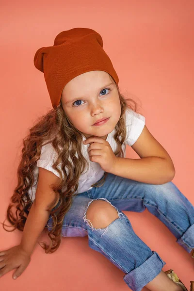 Menina Elegante Anos Com Cabelo Encaracolado Chapéu Elegante Jeans Rasgado — Fotografia de Stock