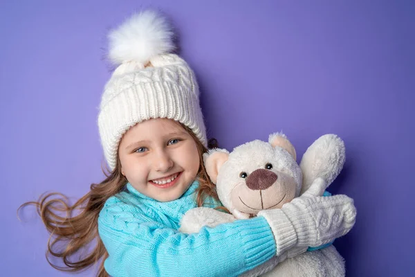 Glad Liten Flicka Gammal Med Blont Hår Stickad Tröja Hatt — Stockfoto