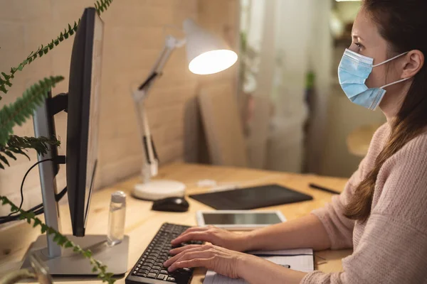 Mujer Negocios Trabajando Desde Casa Trabajando Computadora Con Una Máscara — Foto de Stock