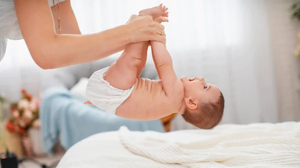 Bebek Için Jimnastik Bir Anne Bebeğini Kollarından Bacaklarından Kaldırır Bebeğin — Stok fotoğraf