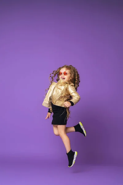 Szczęśliwa Stylowa Dziewczyna Lat Modne Ubrania Okulary Przeciwsłoneczne Skacze Powietrzu — Zdjęcie stockowe