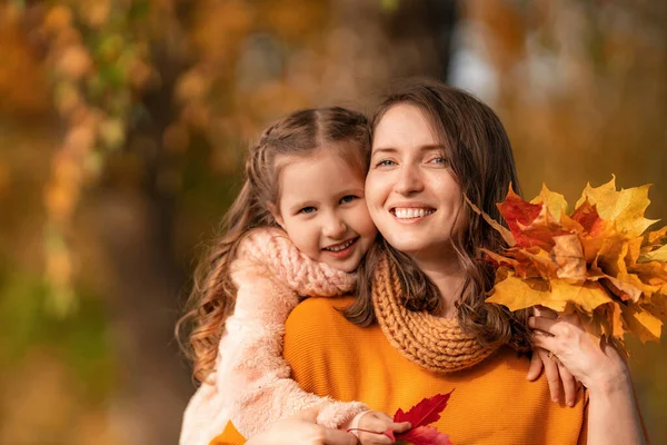 Счастливая Семья Мать Дочь Обнимаются Играют Смеются Осенней Прогулке Девушка — стоковое фото