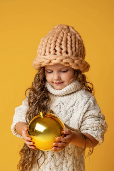 Menina Chapéu Malha Merino Com Uma Grande Bola Natal Dourado — Fotografia de Stock