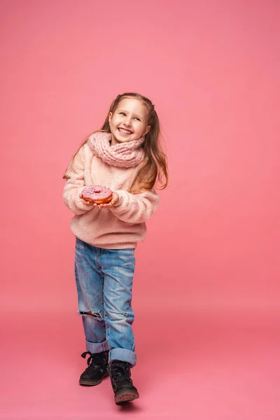 Lång Liten Flicka Tröja Och Halsduk Leende Med Munk Handen — Stockfoto