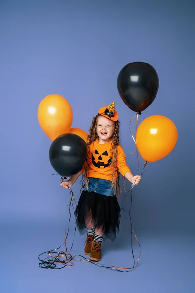 Šťastná Holčička Plné Délce Kostýmu Halloweenské Dýně Oranžovými Černými Balónky — Stock fotografie