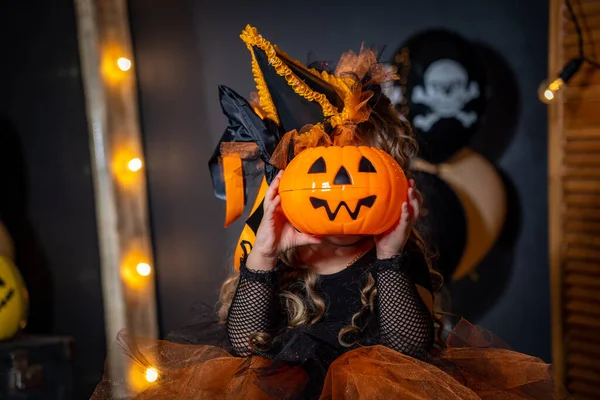 Grattis Halloween Söt Liten Häxa Med Pumpa För Ett Huvud — Stockfoto