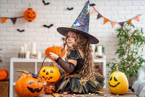 Feliz Dia Das Bruxas Uma Menina Traje Bruxa Para Halloween — Fotografia de Stock