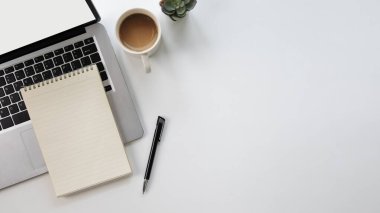 Dizüstü bilgisayarda beyaz defter, üst görünüm