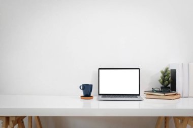 Çalışma masası, ön manzara ofis çalışma ekipmanları