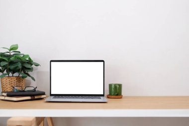 Beyaz çalışma masası ve sağ ön görünümde boş alan