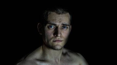 Siyah arka planda bir adamın portresi