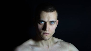 Siyah arka planda bir adamın portresi