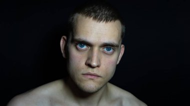 Siyah arka planda bir adamın portresi