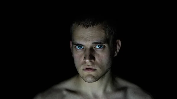 Siyah arka planda bir adamın portresi