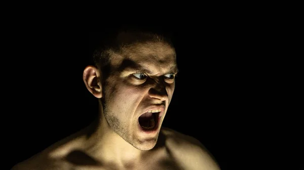 Siyah arka planda korkunç bir yüzü olan bir adamın portresi.