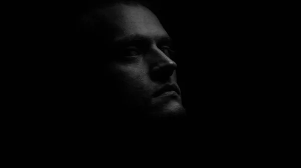 Siyah arkaplanda yüz portresi