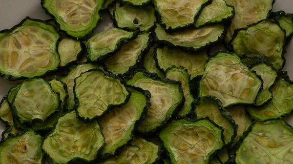 Kurutulmuş salatalıkların arkaplanı, halkalara ayrılmış.