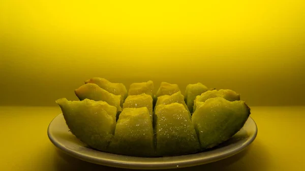         Beyaz arka planda beyaz bir tabakta doğranmış parçalar.