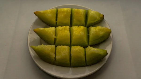         Beyaz arka planda beyaz bir tabakta doğranmış parçalar.