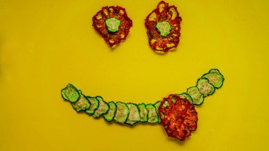 Kurutulmuş salatalık ve domatesten yapılmış gülümseyen gülümseme.