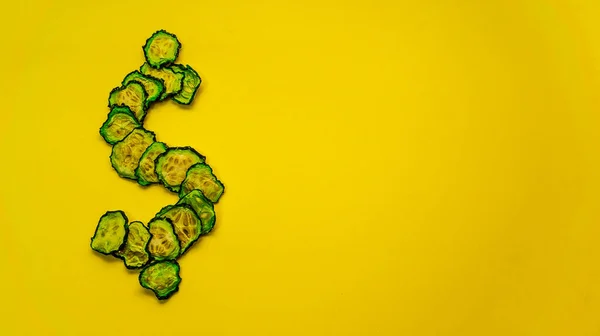 Símbolo Dólar Pepino Seco Fundo Amarelo — Fotografia de Stock