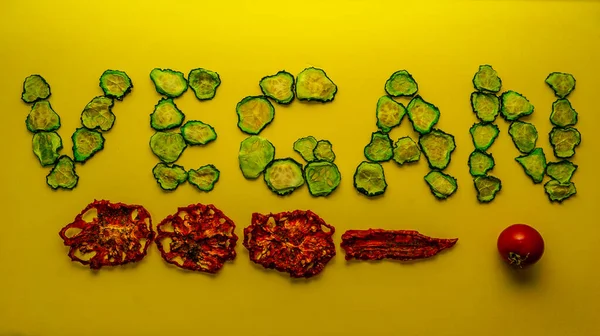 Palabra Vegana Hecha Verduras Sobre Fondo Amarillo —  Fotos de Stock