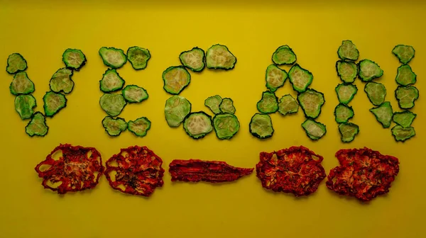 Palabra Vegana Hecha Verduras Sobre Fondo Amarillo —  Fotos de Stock