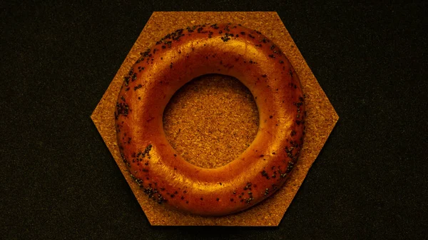 Taze pişmiş çavdar ekmeği siyah arka planda izole edilmiş.