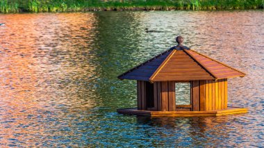 Sudaki ördekler için ev