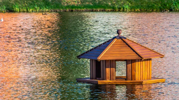 Sudaki ördekler için ev