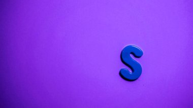 Pembe arkaplandaki anguilla alfabesinin harfi