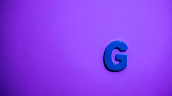 Pembe arkaplandaki anguilla alfabesinin harfi