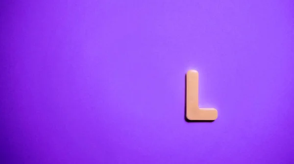 Pembe arkaplandaki anguilla alfabesinin harfi